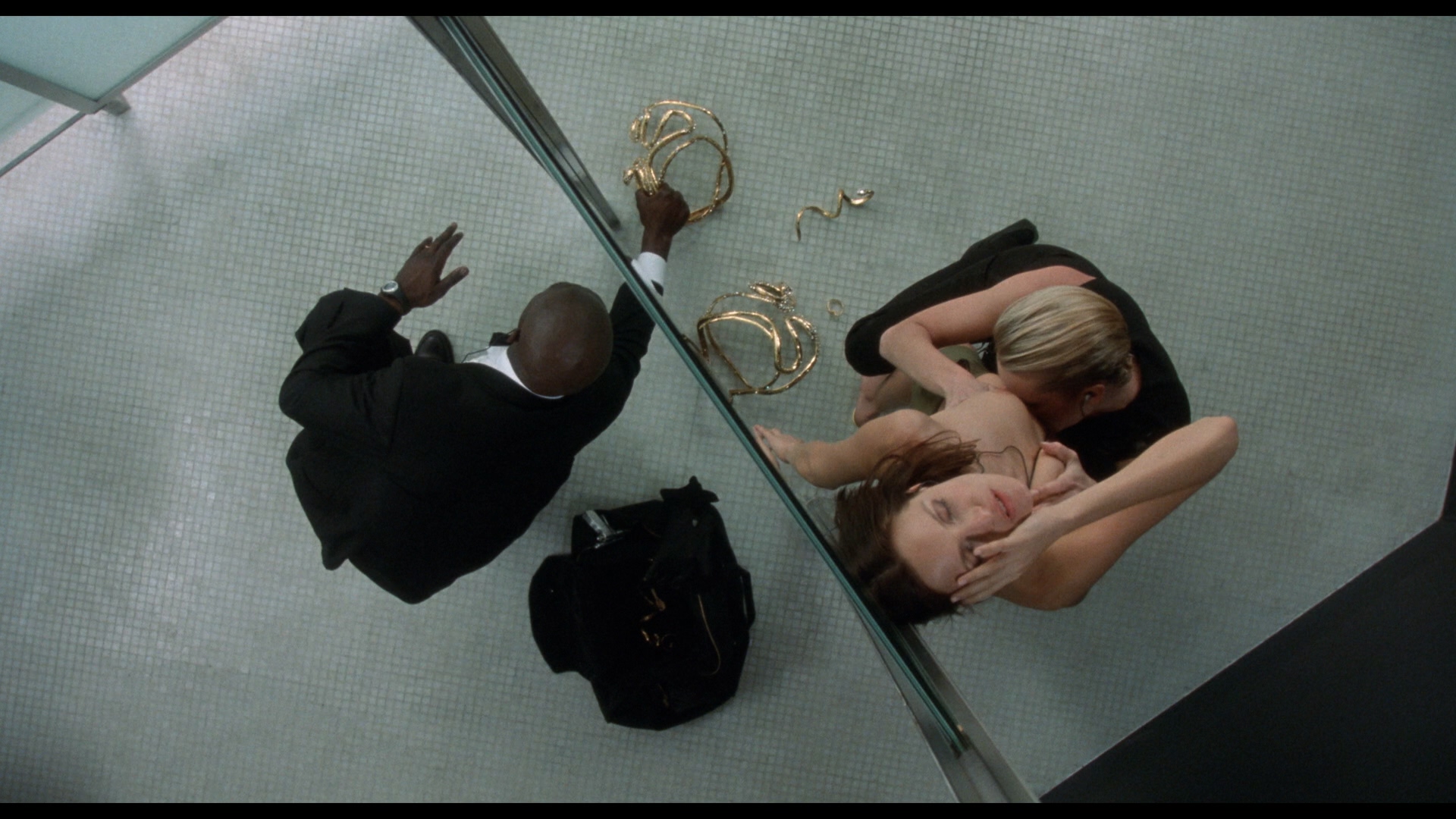 Femme.Fatale.2002.1080p.BluRay.Remux.AVC.DTS-HD.MA.5.1-SONYHD.mkv_20250413_094012.255.jpg