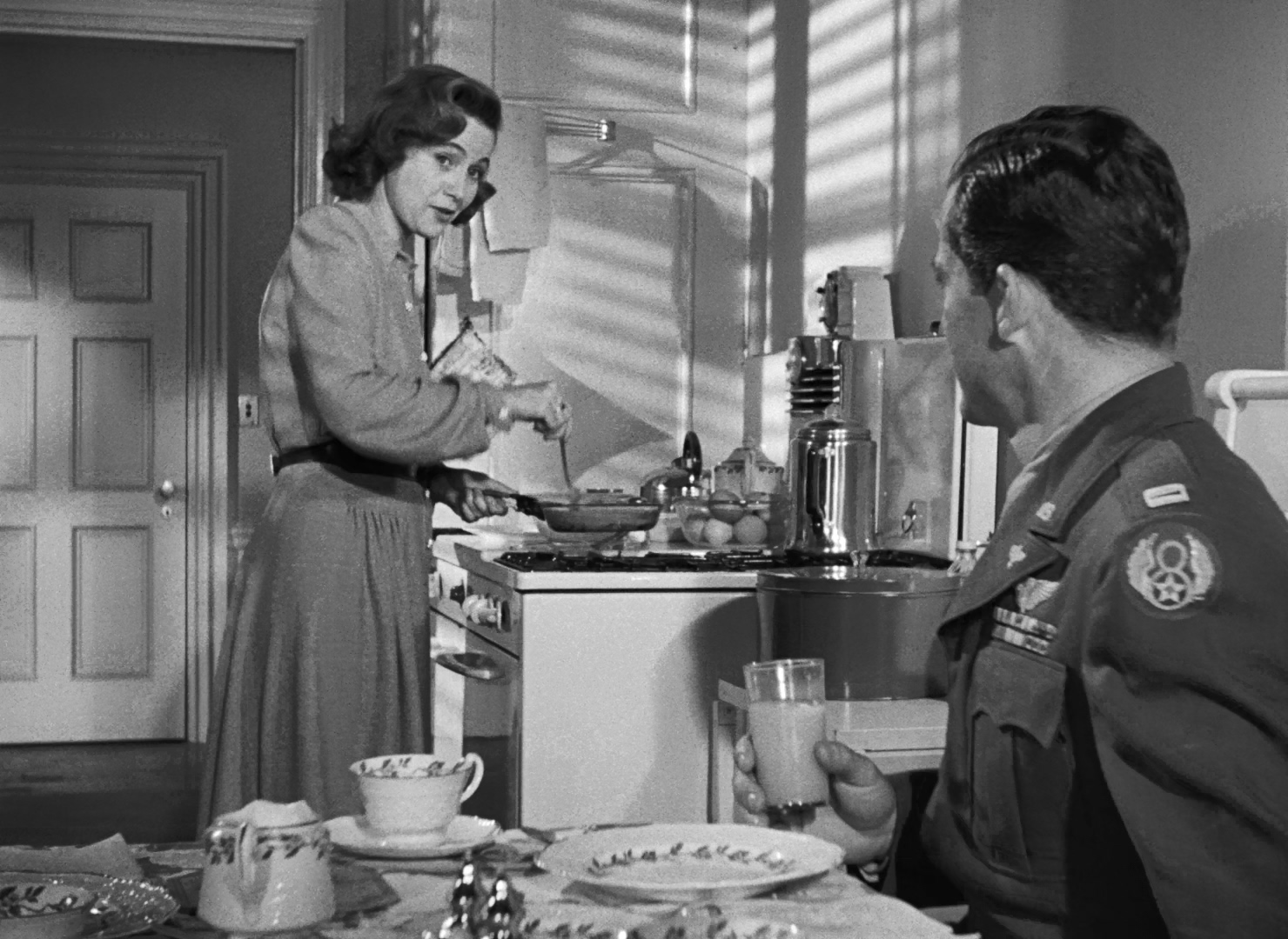 The.Best.Years.of.Our.Lives.1946.1080p.BluRay.x265.10bit.DTS-QuickIO.mkv_2025051.jpg