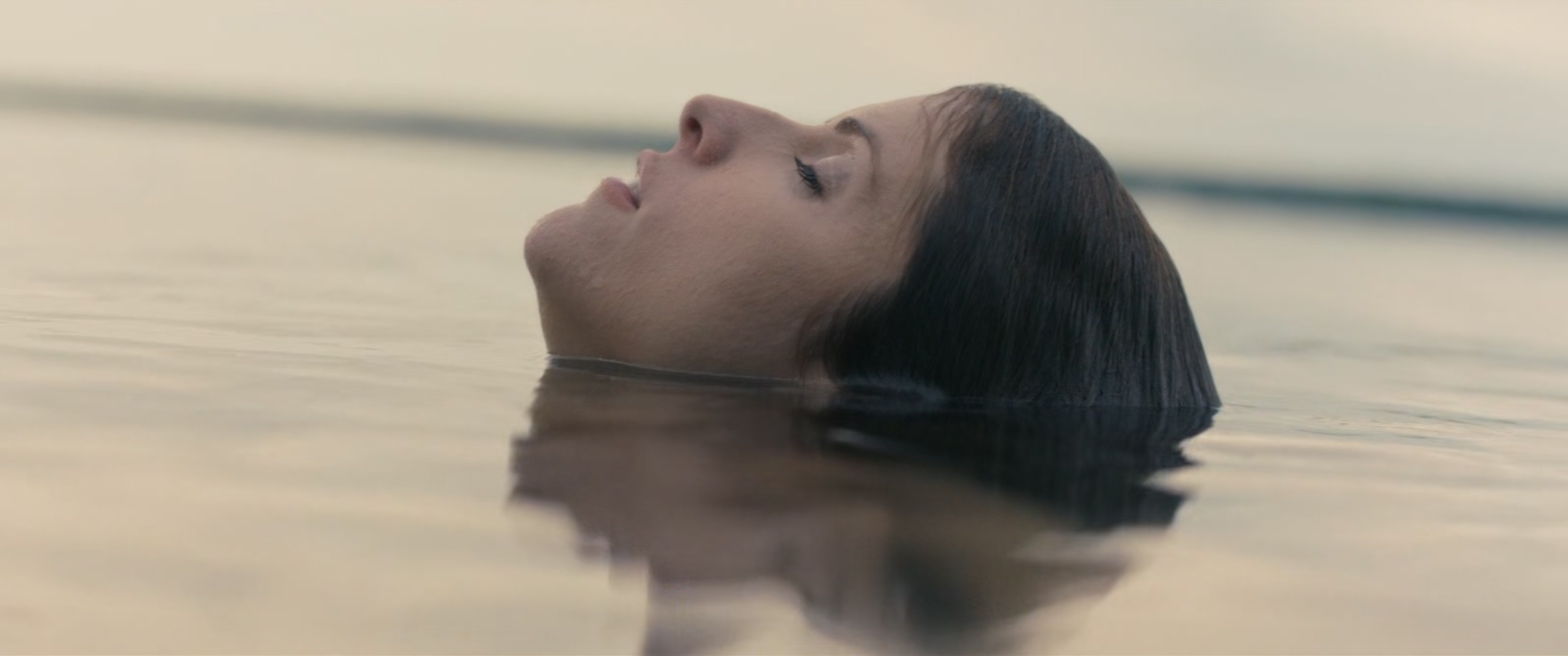 亲爱的爱丽丝.Alice.Darling.2022.1080p.BluRay.x265.2audio-RARBG.mkv_20250529_111007.216.jpg